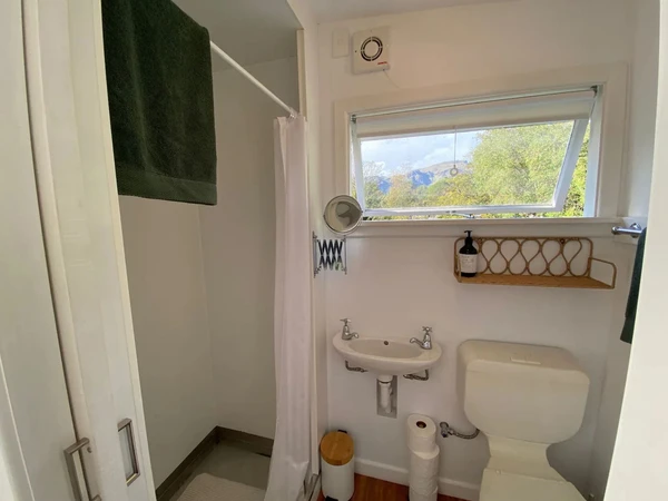 The Birdhouse - Diamond Harbour Bathroom