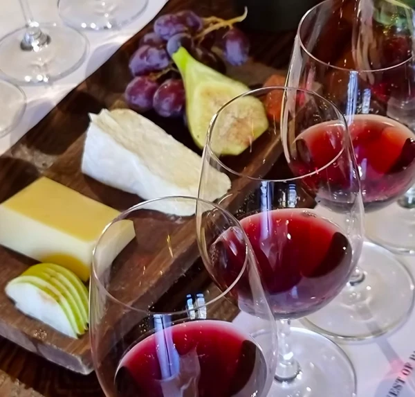 Amiki Tours - Wine and Cheese